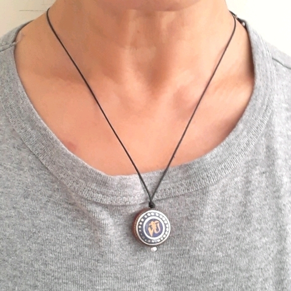 OM SYMBOL NECKLACE - Picture 1 of 8